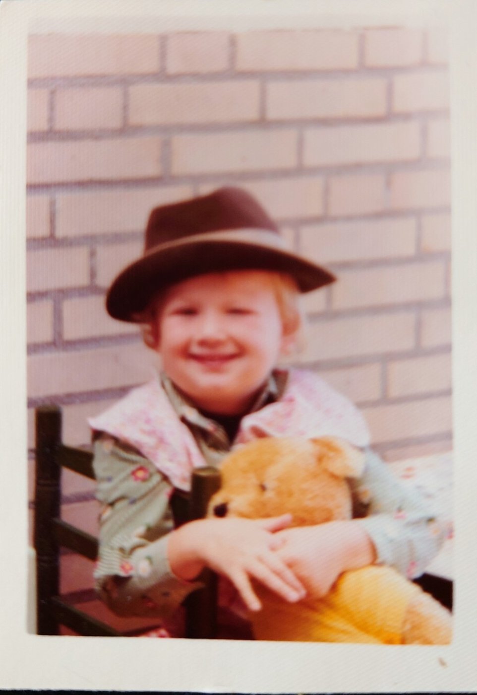 Marcel als kind, met een hoed en knuffel