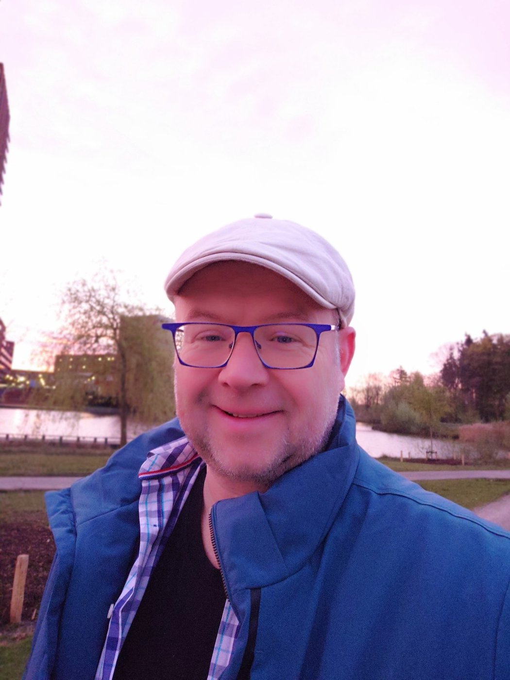 Marcel met een pet en blauwe jas