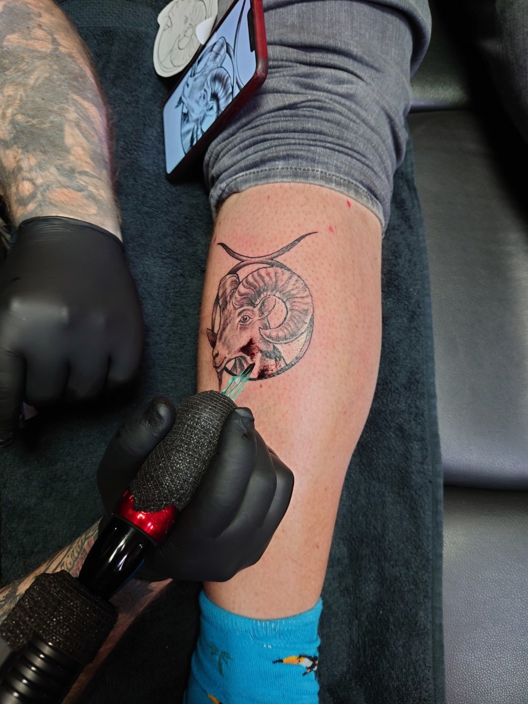 Een van Marcels tattoos tijdens het tatoeëren